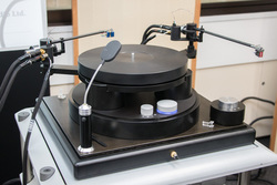 ���A�i���O�I�[�f�B�I�t�F�A��TIEN AUDIO�A���R�[�h�ɉ����ăg���N�ؑւł���^�[���e�[�u���uTT5�v