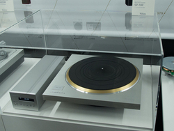 ���A�i���O�I�[�f�B�I�t�F�A���e�N�j�N�X�A�t���O�V�b�v�E�^�[���e�[�u�����o�W�^�����d�C��DS AUDIO�͍����u�[�X�Ŏ�����