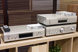 �f�m���AHi-Fi�R���|�̐V�G���g���[�u800NE�V���[�Y�v�B�v�����C���^CD�^�l�b�g���[�N��3�@��