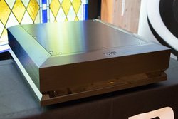 TAD�AEvolution�V���[�Y�̃N���XD�X�e���I�E�p���[�A���v�uTAD-M1000�v�B135���~