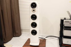 morel���z�[���X�s�[�J�[����{�W�J�B���e�̓t���A�^�uSOPRAN�v�ƃu�b�N�V�F���t�^�uOCTAVE 6 LE�v