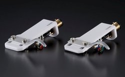 ���}�L�d��A�Z���~�b�N�X�w�b�h�V�F���̏�ʔłƂȂ�A���~�i���f���uAHS-01H�^L�v