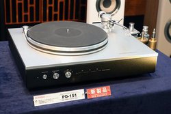 ���b�N�X�}���̃��R�[�h�v���[���[�uPD-151�v�́A��p���[�^�[�J���ŏ㋉�@�ɕ��Ԑ��\���l������