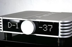 Aavik�A���W���[���ŋ@�\���g���ł���v�����C���A���v�uU-150�v�B�t�H�m���͂�DAC���g���\