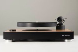 MAG LEV AUDIO�A�^�[���e�[�u�������C�ŋ󒆕��V�����郌�R�[�h�v���[���[�uML-1�v�B��40���~