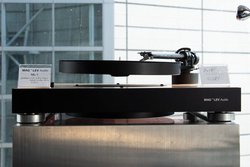 ��TIAS���󒆕��V�^�[���e�[�u���ɒ��ځBELAC�uVELA 400.2�V���[�Y�v��AURA�ŐV���f�����o��