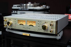 ��TIAS��Wilson Audio�̒��W���X�s�[�J�[�uALEXX�v��800���~�̃t�H�m�C�R�ŋ��ɂ̃A�i���O�Đ�