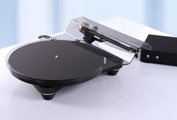 Rega�A�V���R�[�h�v���[���[�uPlanar 8�v�B�q��F���Y�Ɨp�f�ނȂǂŐ��\����