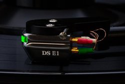 DS Audio�A���J�[�g���b�W�̃G���g���[���f���uDS-E1�v��1��28������