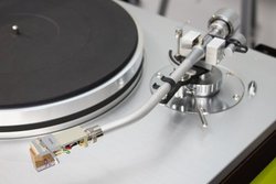 ��AUDIO BASE���T�G�N�A�V�g�[���A�[���uWE-4700�v�Đ��f���𐢊E����I�B2019�N�t������