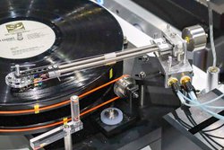 ��AUDIO BASE��QUADRAL�����̓X�s�[�J�[�uTITAN9�v���f���^�I�[�f�B�I�f�U�C���A���̓t�H�m�A���v���I