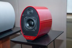 �N���v�g���A�uKS�V���[�Y�v��r�����ɉ���DELA�⃉�f�B�E�X���i���̌��ł��鎎����B3��5���ɓ���J�ŊJ��