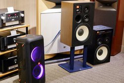 �gJBL�炵���h��Hi-Fi�ł�Bluetooth�ł��ς��Ȃ��B�ŐV�X�s�[�J�[���n�[�}���X�g�A�ő̌�