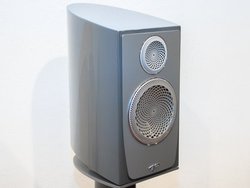 Paradigm�A�x�����E���E�g�D�C�[�^�[/�~�b�h�����W�𓋍ڂ������̓X�s�[�J�[�uPERSONA�v