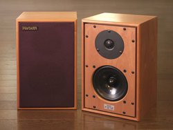 HARBETH�̃X�s�[�J�[�V�X�e�� 4�@�킪8��1������l�グ�B��p�X�^���h��