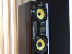 ��HIGH END��FOCAL�A�g�l�I���g���h���f����40���N�L�O�X�s�[�J�[�uSpectral 40th�v�B���E400�y�A����