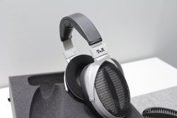 ��HIGH END��T+A���̃w�b�h�z���uSOLITAIRE P�v�J�����\�B���ʋ쓮�^�̗p�̃n�C�G���h�@