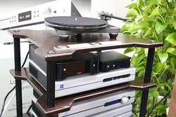 ���A�i���O�I�[�f�B�I�t�F�A�����}�n�A�^�[���e�[�u���uGT-5000�v�ȂǊ��̓V���[�Y�f���^Rega�͐VPlanar�V���[�Y����ēW��