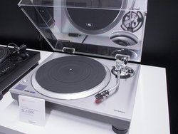 ���A�i���O�I�[�f�B�I�t�F�A���e�N�j�N�X��Hi-Fi����@�uSL-1500C�v���o��^Pro-ject�̐V�n�C�G���h�^�[���e�[�u�����o�W
