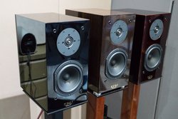 �N���v�g���A2�E�F�C���^�X�s�[�J�[�uKX-0.5�v�Ƀs�A�m�d�グ���f����ǉ�