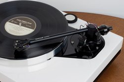 ROKSAN�A�i���O�v���[���[����������E���m�ō��T���J��