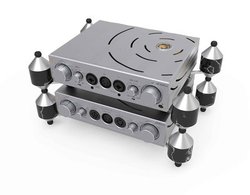 iFi audio�A�r���ɓV�R�嗝�΂�p����Pro�V���[�Y��p���b�N�uPro iRACK�v�B�d�˒u���ɂ��Ή�