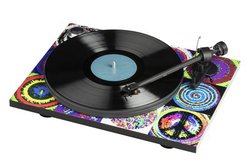 Pro-Ject�A�����S�E�X�^�[�ƃR���{�̃��R�[�h�v���[���[�uThe Ringo Starr �gPeace & Love Turntable�h�v