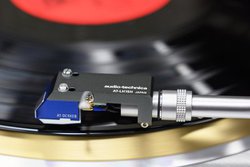 ��OTOTEN���I�[�f�B�I�e�N�j�J�A�VMC�J�[�g���b�W�uAT-OC9X�V���[�Y�v��I�^CS�|�[�g�̐V�p���[�A���v