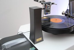 DS Audio�̐����u���^�g�C�I�i�C�U�[�h�uION-001�v��8��20�������A17���~�B�\�����t��