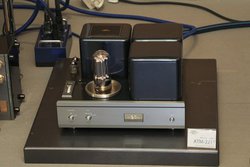 �����`�I�[�f�B�I�V���E���G�A�[�^�C�g�A���ڂ̃t�H�m�C�R���C�U�[�uATE-3011�v�ƃp���[�A���v�uATM-2211�v�^�]�m�g�[���̃P�[�u���ɂ��M����