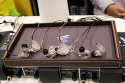 ��Inter BEE��FitEar�̋Ɩ��p�C�����j�������\�^�uINTER BEE EXPERIENCE�v�ɂ͂�����݂̃w�b�h�z��������