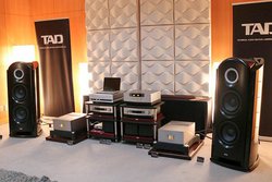 ��2019TIAS��TAD�A�V���̓X�s�[�J�[�����m�p���[���f���^�g���C�I�[�h�͐V�t�H�m�C�R���C�U�[���Q�l�o�W