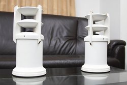 Egretta�A�f�X�N�g�b�v�T�C�Y�̑S���ʌ^�X�s�[�J�[�uTS-A200�v�B�U���ɃX�M�R���̐V�f�ށu�������O�j���v�̗p