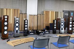 ���I�[�f�B�I�t�F�X�^�E�C���E���É���REVEL�A�gPERFORMA Be�h�V���[�Y�Ƀt���A�^�uF328Be�v�������f��