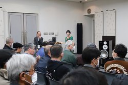 ���I�[�f�B�I�t�F�X�^�E�C���E���É����C�x���g�̑����ƒ��ڂ̃u�[�X���ʐ^�Ń��|�[�g