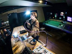 �I���C�f�d�C�A���C�u�z�M�Ȃǂւ̋@�ޑݏo�T�[�r�X�u�z�M�T�E���h�T�|�[�g�v���W�F�N�g�v