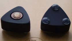 ���W�J�m�[�g�A�؍ނ�3��ނ̎�����g�ݍ��킹�����O�p�`�̃X�s�[�J�[�C���V�����[�^�[�uACC-004�v