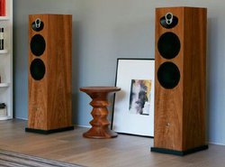 LINN�A�������X�^���h�𑕔������p�b�V�u�^�X�s�[�J�[�uMAJIK 140 SE�v�B�y�A35���~