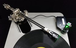 KLAUDiO�A�s�{�b�g�����j�A�g���b�L���O�A�[���ɃI�[�g���t�^�[���ڃ��f��