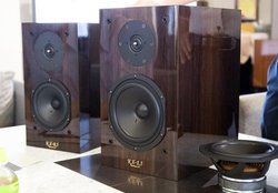 �N���v�g���A�n�C���]�Ή����^2�E�F�C�X�s�[�J�[�uKX-1.5�v�B�t�B���^�[����d���^�b�v�ASP�X�^���h��