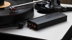 iFi audio�A���i�ʃp�[�c�ŉ�H���O���[�h�A�b�v�����t�H�m�A���v�umicro iPhono3 BL�v