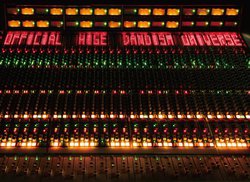 Official�E�jdism�̃V���O���wUniverse�x��2/24�����BBlu-ray�ɂ�Dolby Atmos�̃��C�u�f�������^