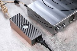 iFi audio�A�Ǝ��m�C�Y�����Z�p���ڂ�AC�A�_�v�^�[�uiPower Elite�v