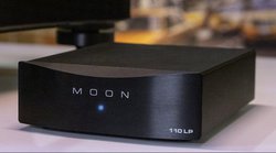 MOON�A���חe�ʐ؂�ւ��ȂǓ��ڂ̃R���p�N�g�t�H�m�C�R���C�U�[�u110LPv2�v�B�Ŕ�7���~