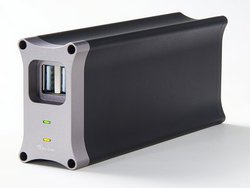 TELOS�AUSB�|�[�g�ɐڑ�����A�N�e�B�u�A�[�X������uMacro G�v