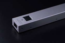 ���鐸�H�A�\�t�g�X�^�[�g�@�\���ړd���^�b�v�uCrystal L1P�v�B�˓��d���}���ăI�[�f�B�I�@��𒷎�����