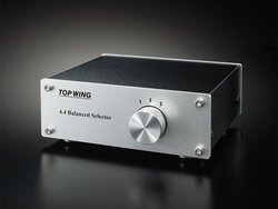 �g�b�v�E�C���O�A4.4mm�[�q�̗p�@���؂�ւ�����o�����X���C���Z���N�^�[