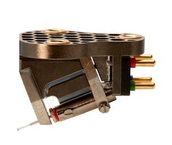 �����A�t���O�V�b�vMC�J�[�g���b�W�uEKSTATIK�v�B�n�j�J���\���ɐ؍킵���A���~�����{�f�B