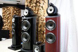 ��TIAS��B&W�ŐV���f���u800 D4�V���[�Y�v���������^Polk Audio�ADALI�̐V�X�s�[�J�[���o��