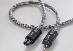 ACROLINK�A�g�V�����A�v���[�`�ƕ��@�_�h�ŊJ�������ŏ�ʓd���P�[�u���u7N-PC8100 Leggenda�v